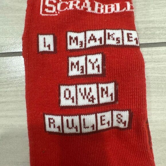 NWT Hasbro gaming men’s red scrabble tile “I make my own rules” crew socks size - Picture 2 of 4